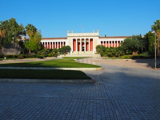 Deutlich aufgeräumter vor dem archäologischen National Museum