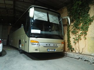 Huch warum steht da ein Bus aus Albanien