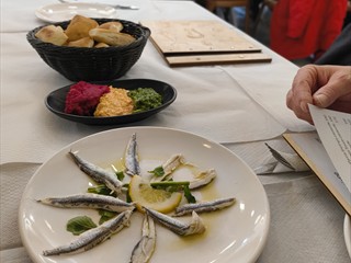 Vorspeise mit unglaublich interessanten Anchovis in Essig-Öl. Da zu Brot und drei verschiedene Pasten