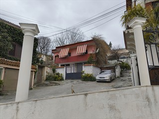Typisch albanisch. Hohe Mauern und Mercedes vor der Tür