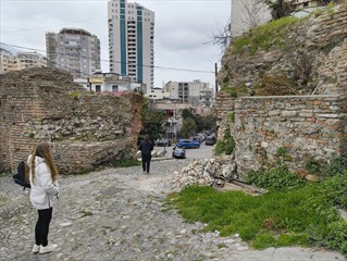 Hier geht es durch die Stadtmauer