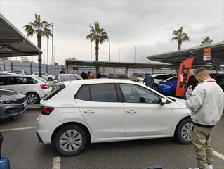 Auto abgeben bei Okay-Mobility. Da sagt der Kerl, das Auto sei nicht sauber!! Und präsentiert uns eine fleckige Rückbank. Dem haben wir aber was erzählt