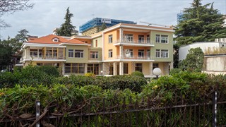 Er in seinem eigenem Dorf. Genannt <a href="https://de.wikipedia.org/wiki/Blloku">Der Block</a>