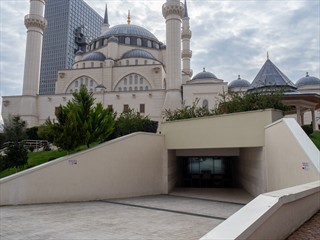 Ein modernes Gebäude mit allem Pfiff und Pfoff
