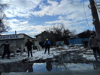 Was machen die? Ein Kabel verlegen?