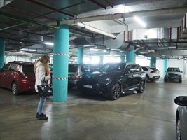 Vera hat Wimpern-Termin. Wir holen sie im Einkaufszentrum ab