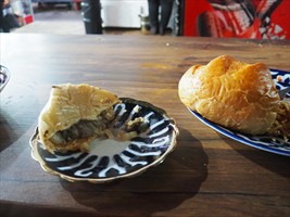 Mit Messer und Gabel auf "güldenem" Porzellan