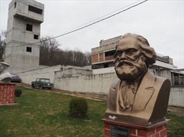 Wer der ist schon. Was das Gebäude im Hintergrund war, wiederum nicht