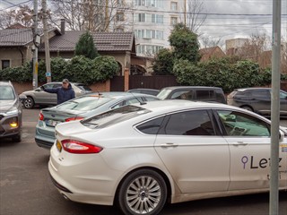 Ein Passant versucht den moldauischen Knoten zu durchschlagen