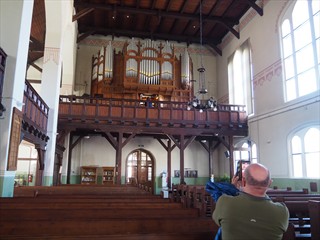 Du kriegst "die Motten". Da sitzt die Organistin und übt Bach-Kantaten (oder so)