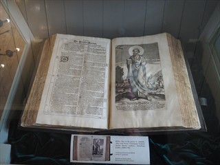 ...und einem uralten re-print einer Luther-Bibel hat man auch angeschafft
