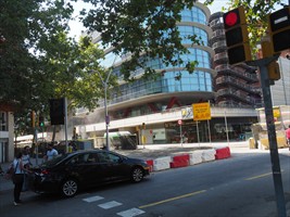 Das Parkhaus gegenüber ist durch die Baustelle geschlossen